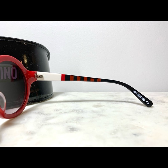*SOLD* Moschino Love round sunglasses with case - Picture 3 of 6